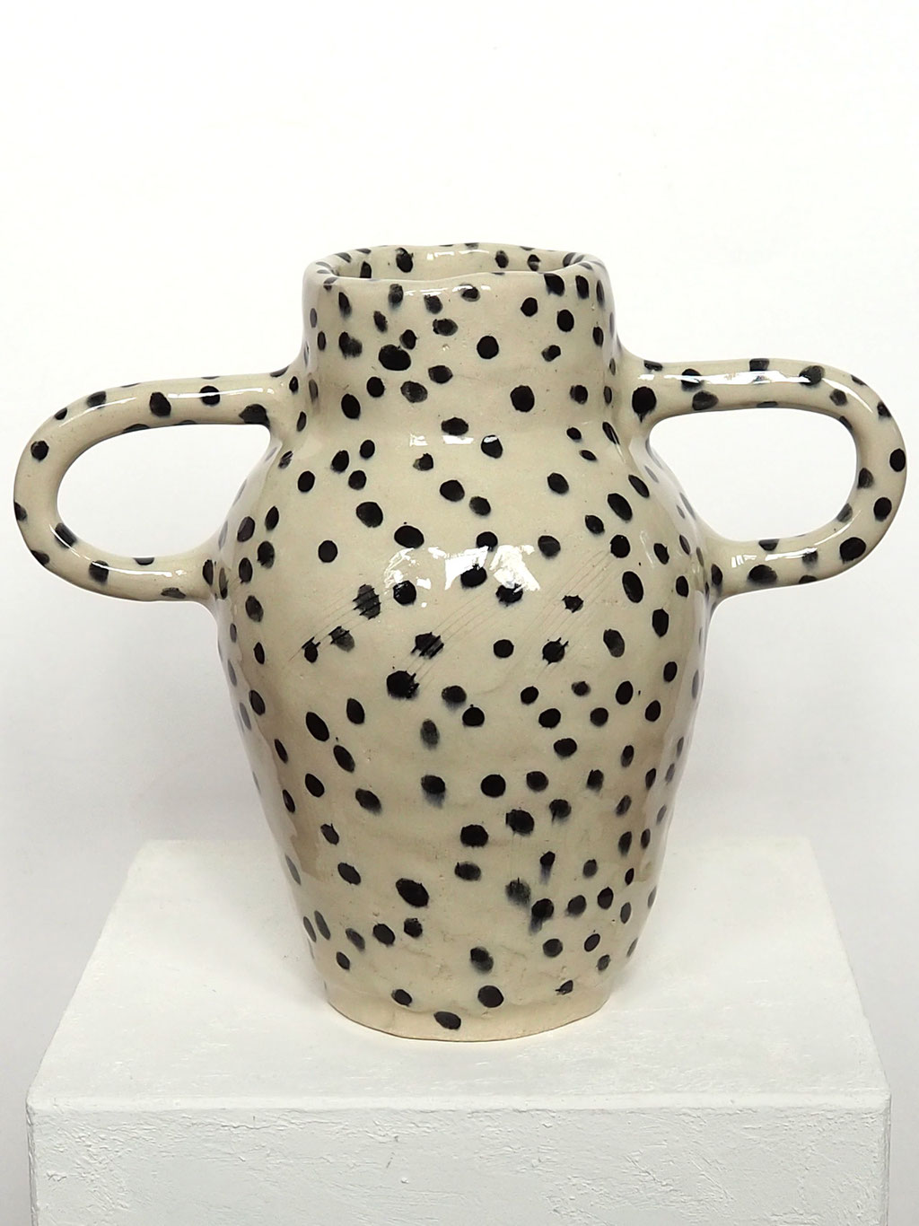handgearbeitete Keramikvase mit schwarzen Pünktchen