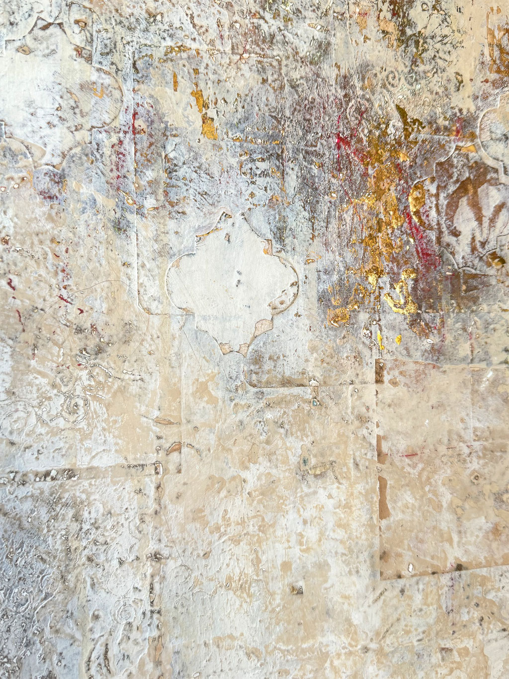 © Conni Altmann, Abstraktes Gemälde "Rather quiet", Mixed Media mit etwas Schlagmetall gold auf Sperrholz, ca. 80 x 100 x 2 cm, www.ateliertantetrulla.de