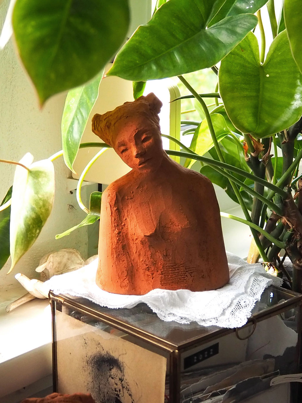 Skulptur Mädchen aus rotem Ton