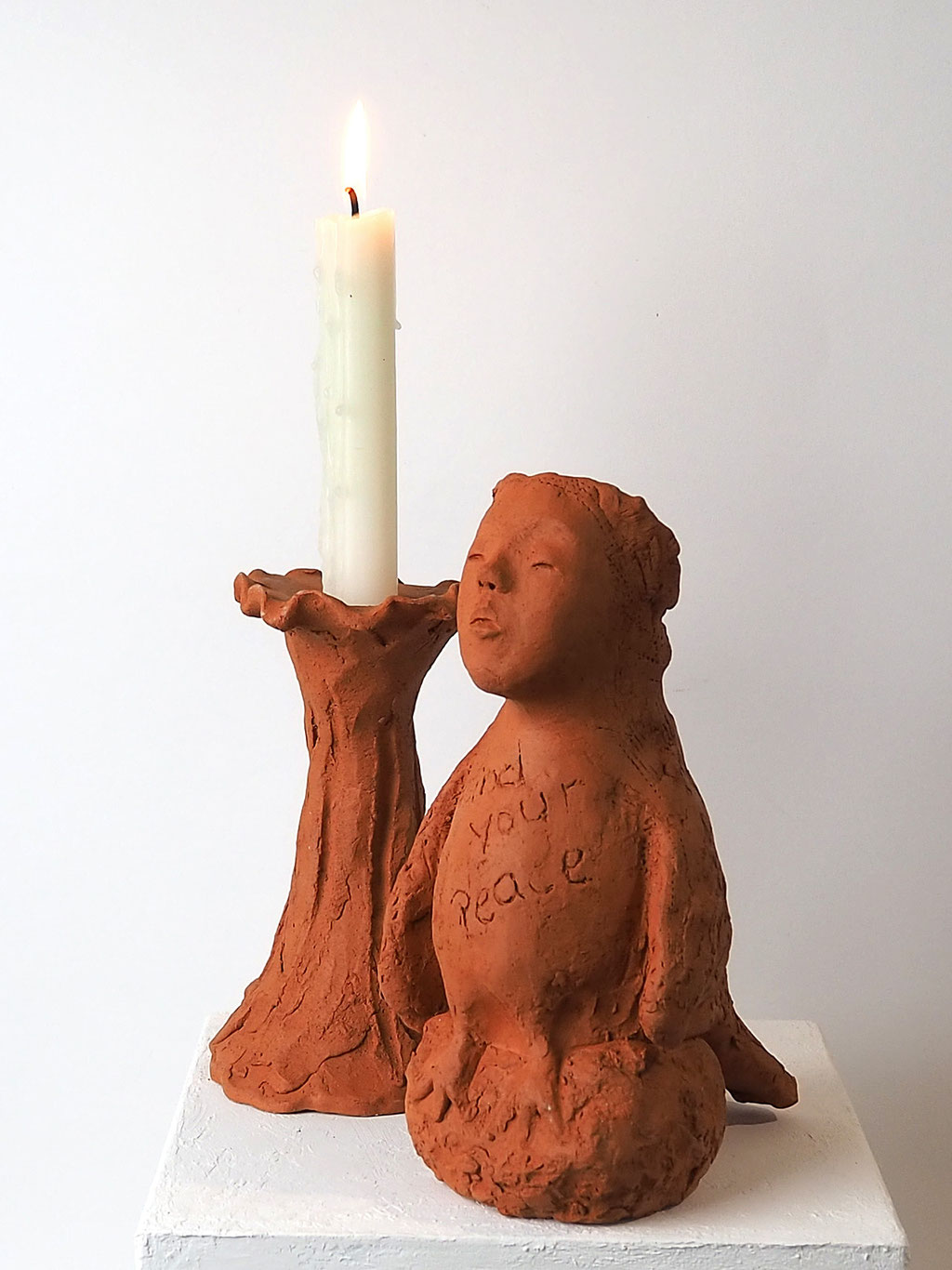 Skulptur aus rotem Ton