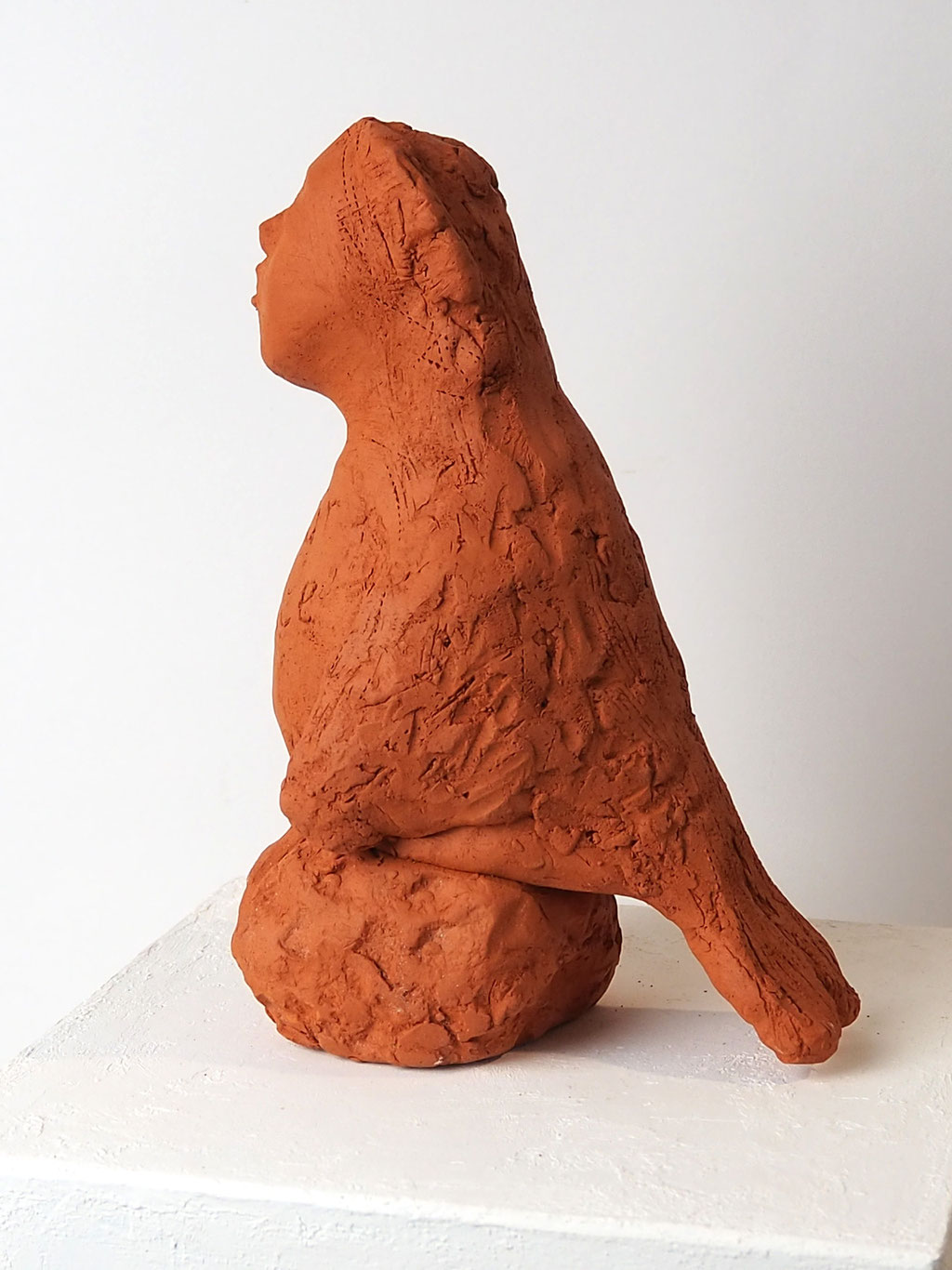 Skulptur aus rotem Ton