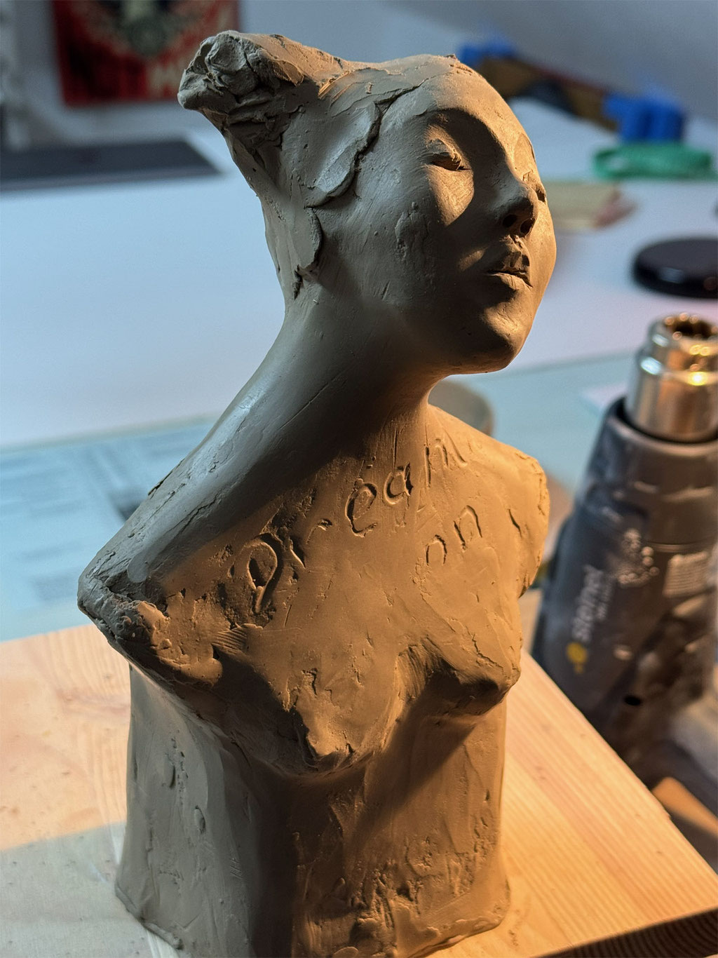 Figur aus Ton zu Musik modellieren