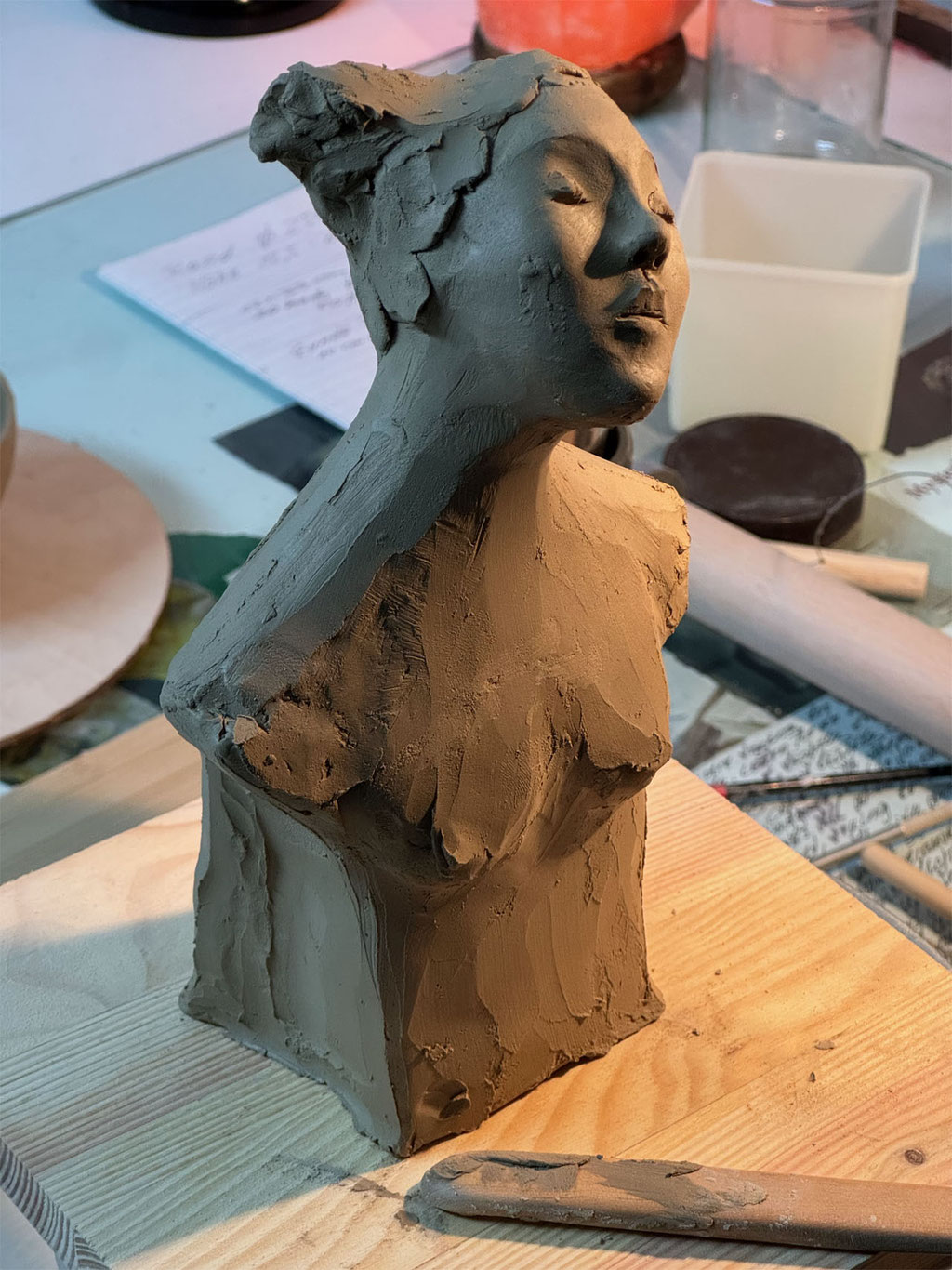 Figur aus Ton zu Musik modellieren