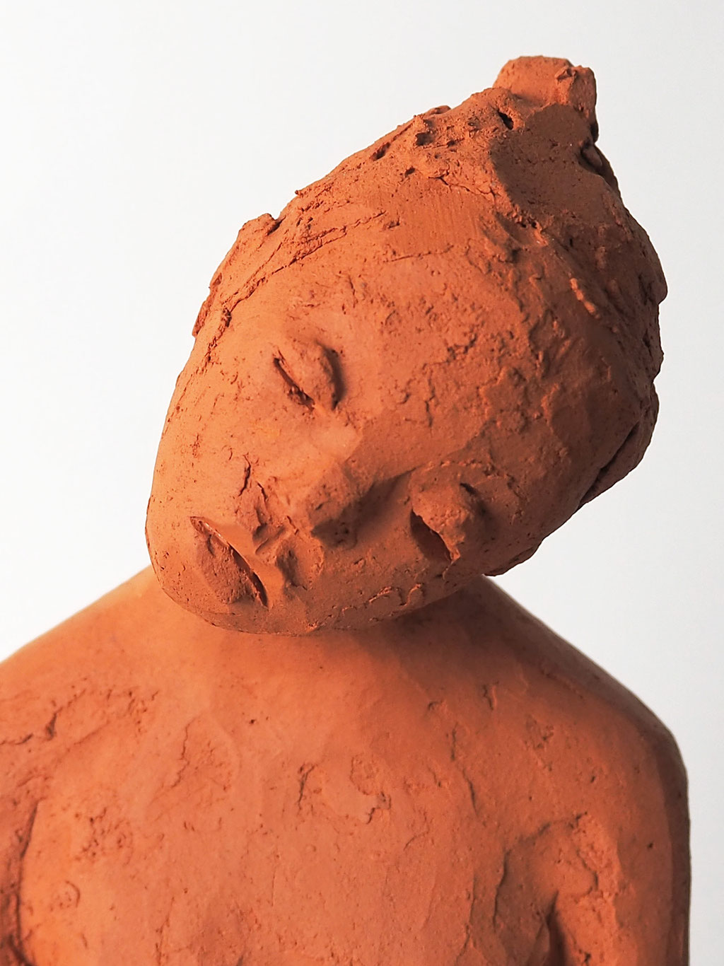 ausdrucksstarke Skulptur Mädchen aus rotem Ton