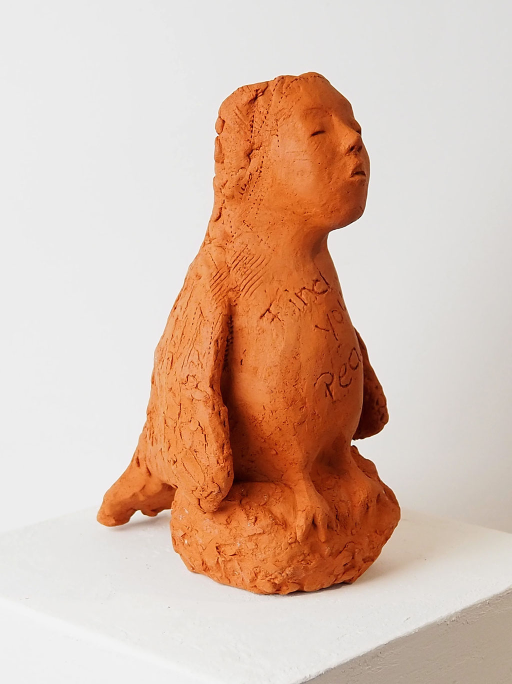 Skulptur aus rotem Ton