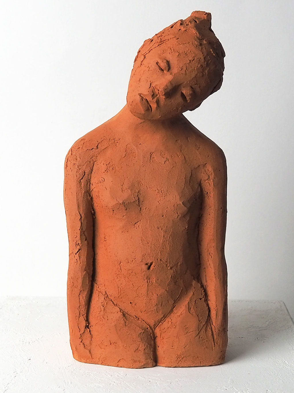 expressive Skulptur Mädchen aus rotem Ton