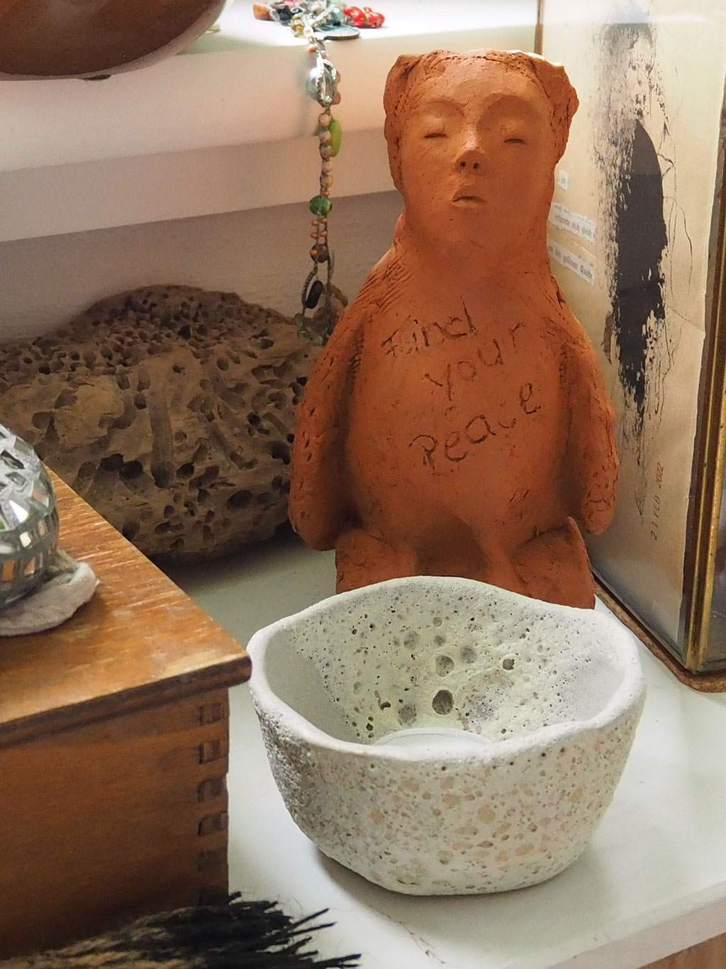 Skulptur aus rotem Ton