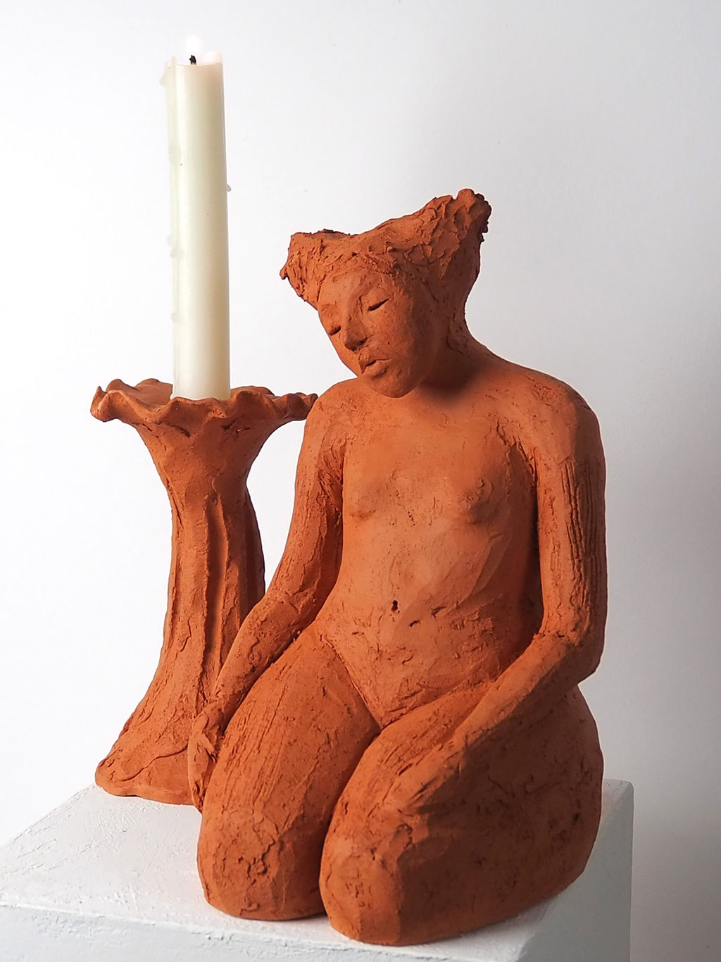 Skulptur Mädchen aus rotem Ton
