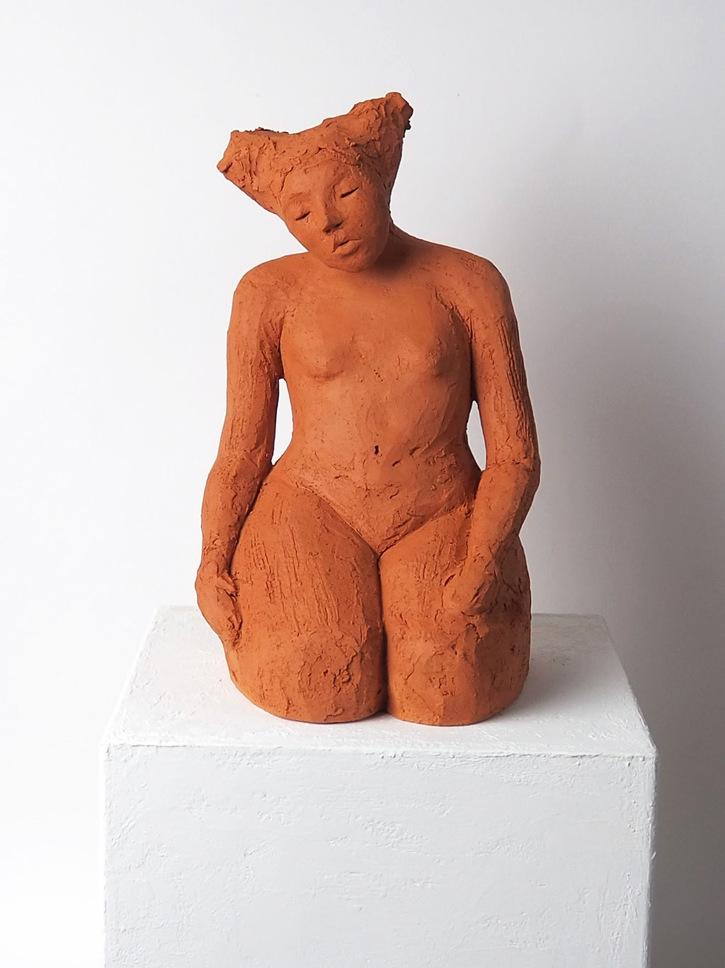 Skulptur Mädchen aus rotem Ton