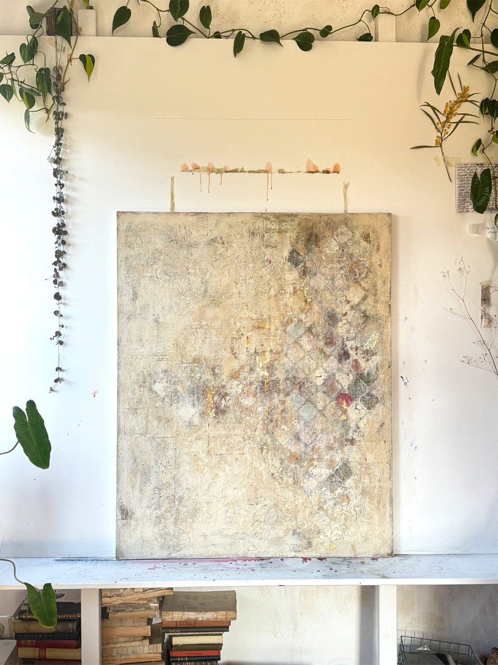 © Conni Altmann, Abstraktes Gemälde "Rather quiet", Mixed Media mit etwas Schlagmetall gold auf Sperrholz, ca. 80 x 100 x 2 cm, www.ateliertantetrulla.de
