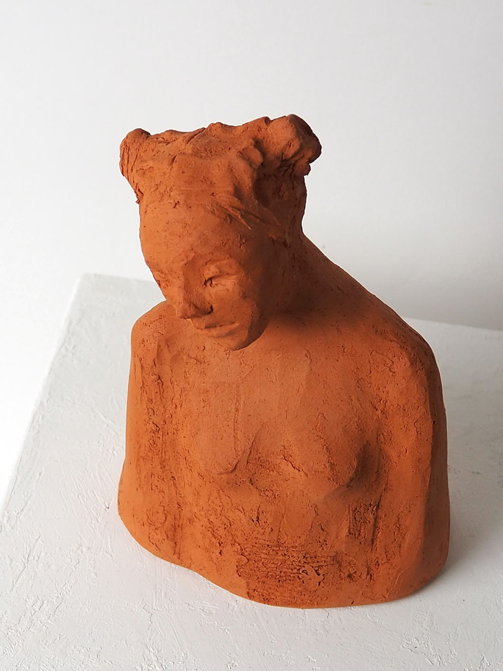 Skulptur Mädchen aus rotem Ton