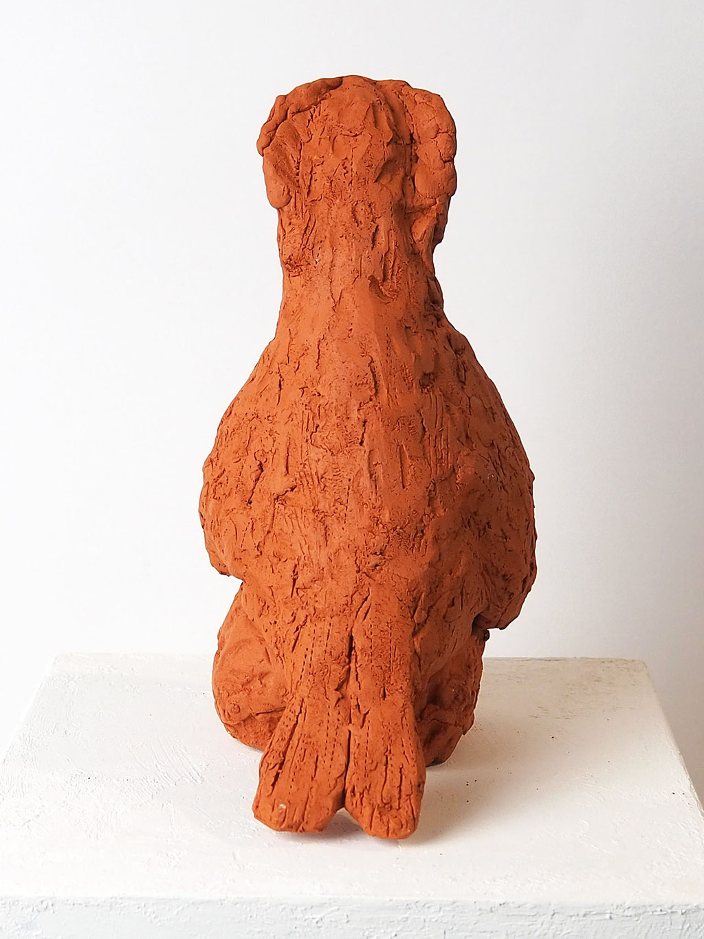 Skulptur aus rotem Ton