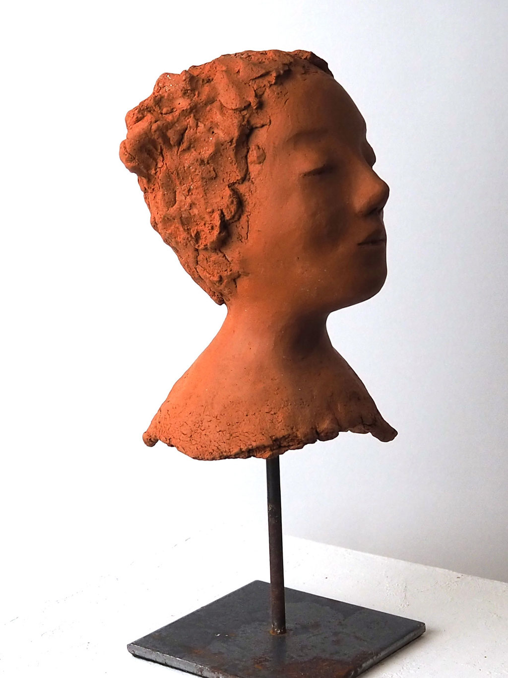 Keramikskulptur Gesicht aus rotem Ton
