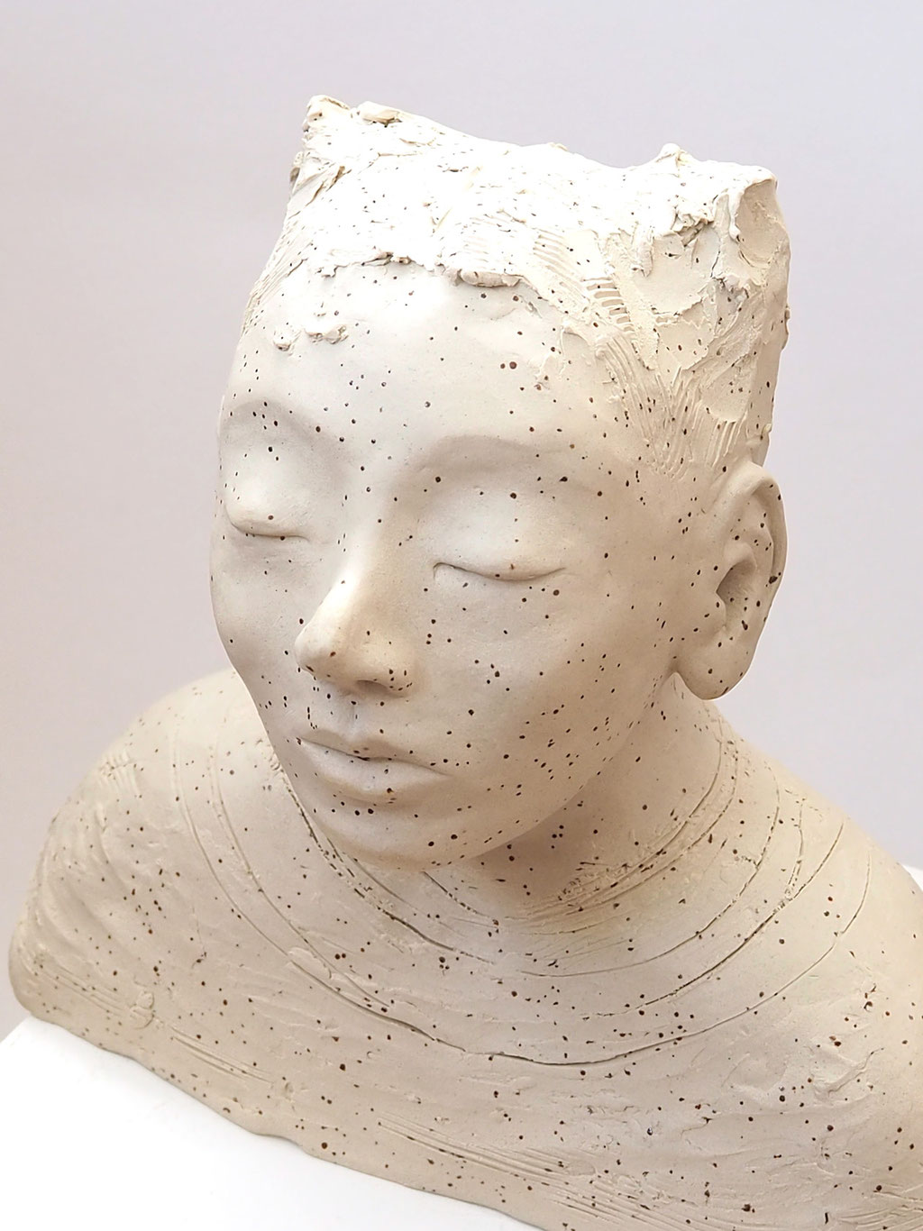 weisser Buddha auf Keramik