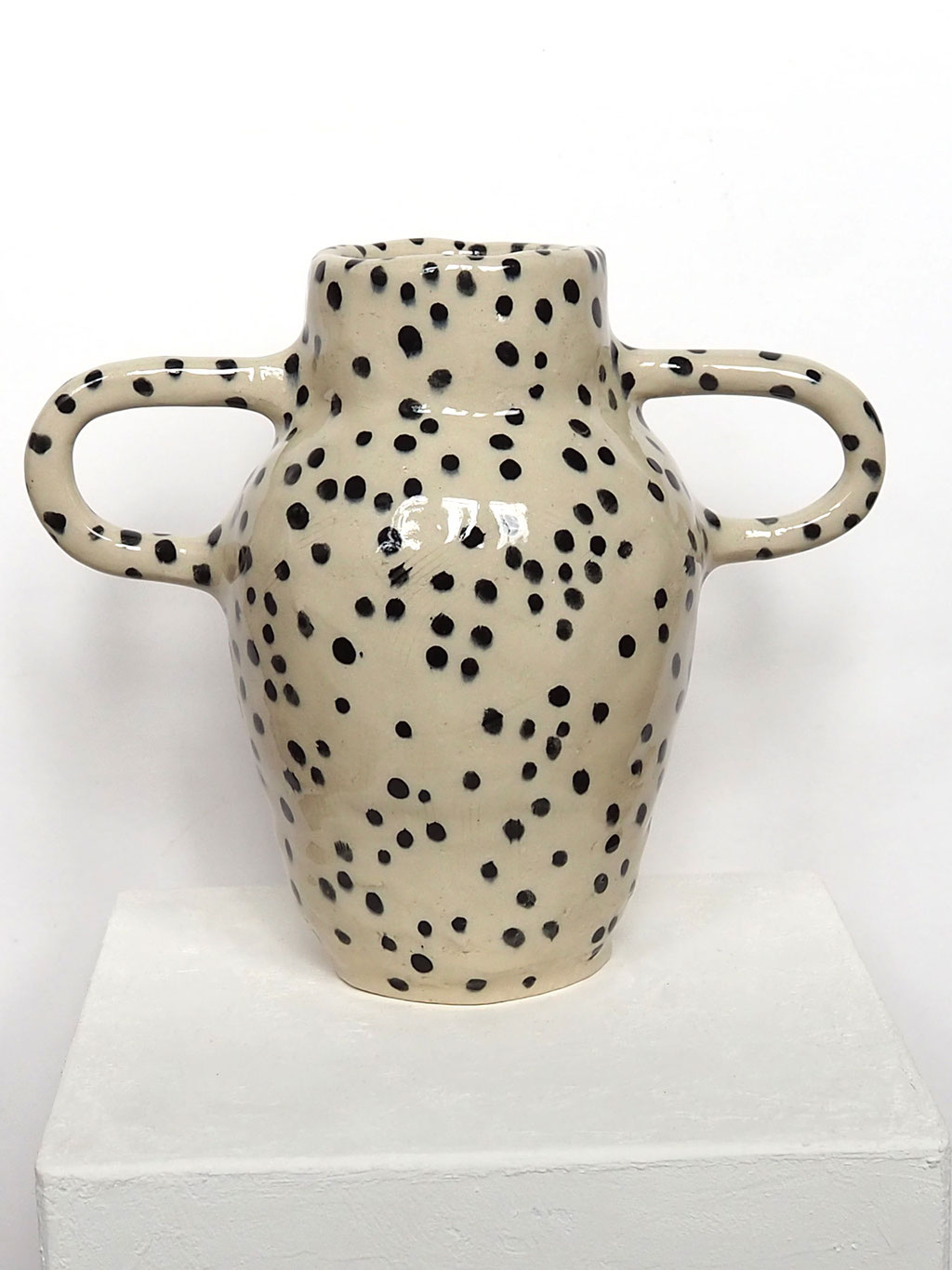 handgearbeitete Keramikvase mit schwarzen Pünktchen