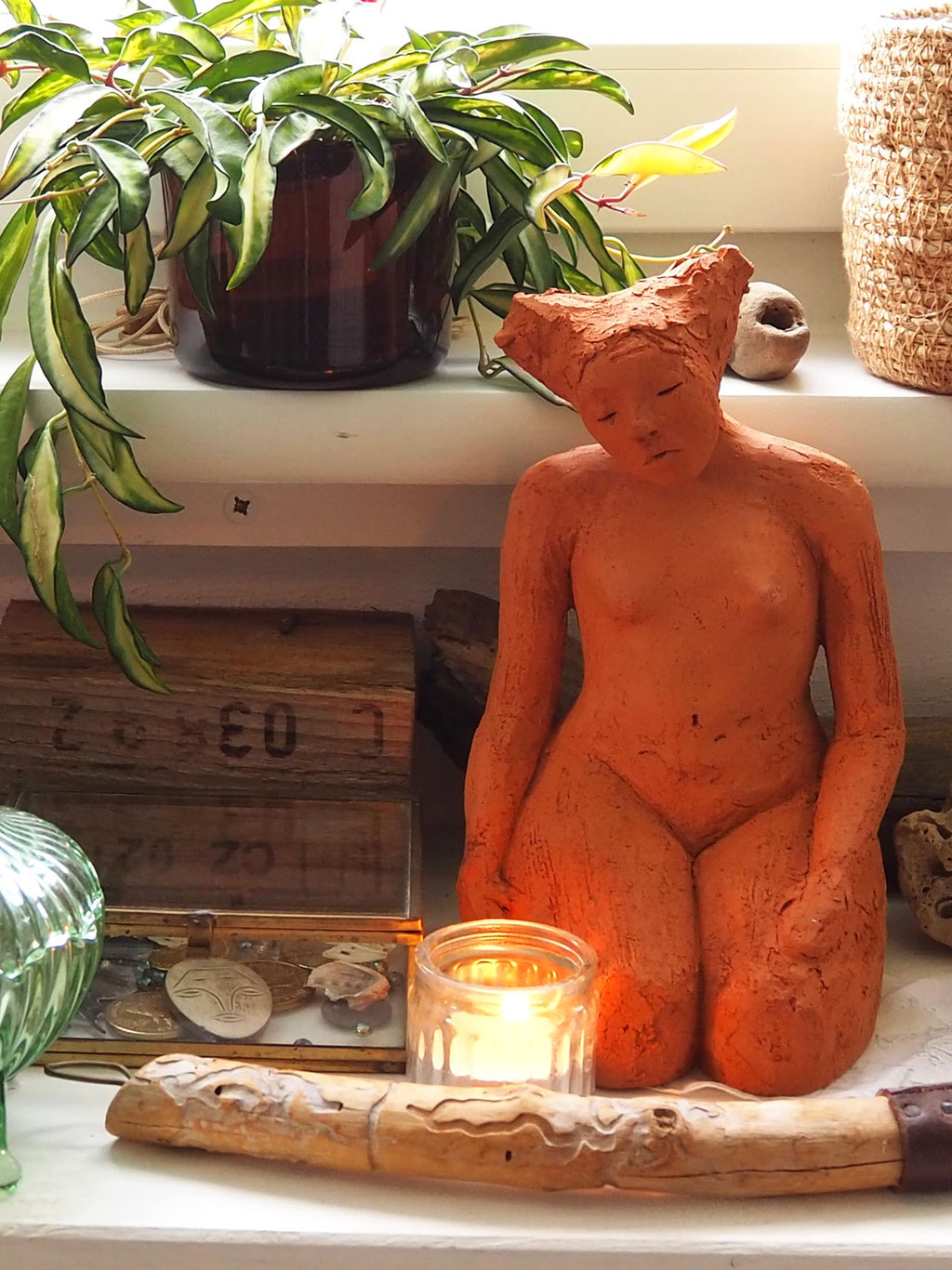 Skulptur Mädchen aus rotem Ton