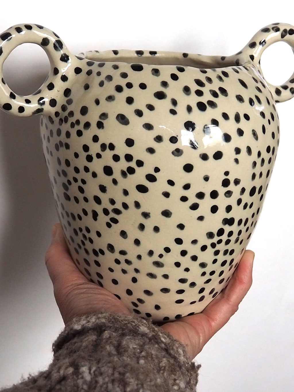 handgemachte Keramik-Vase mit schwarzen Pünktchen