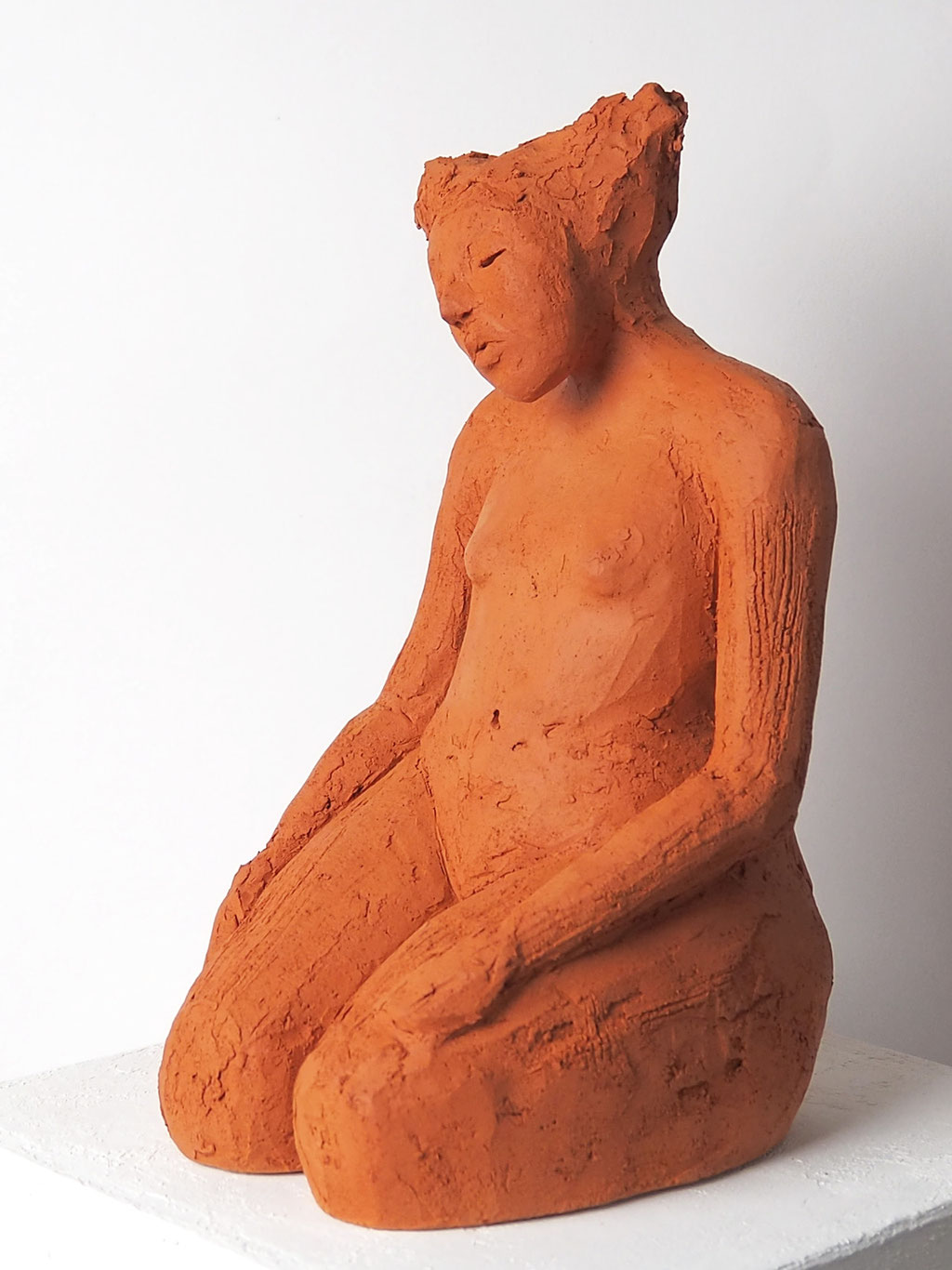 Skulptur Mädchen aus rotem Ton
