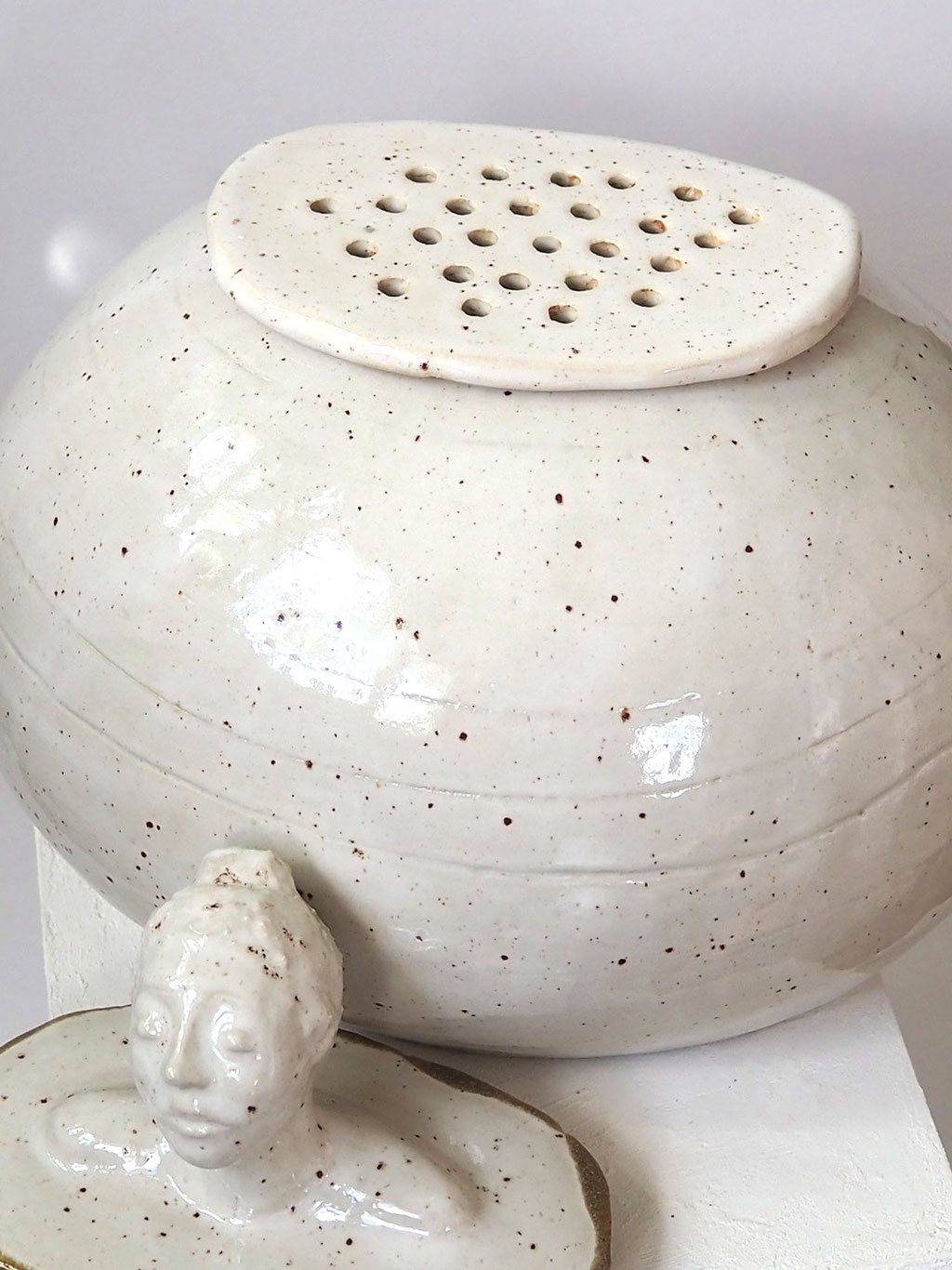 Keramikkunst Skulptur Vase Deckelgefäß mit Figur, Kunst von Conni Altmann