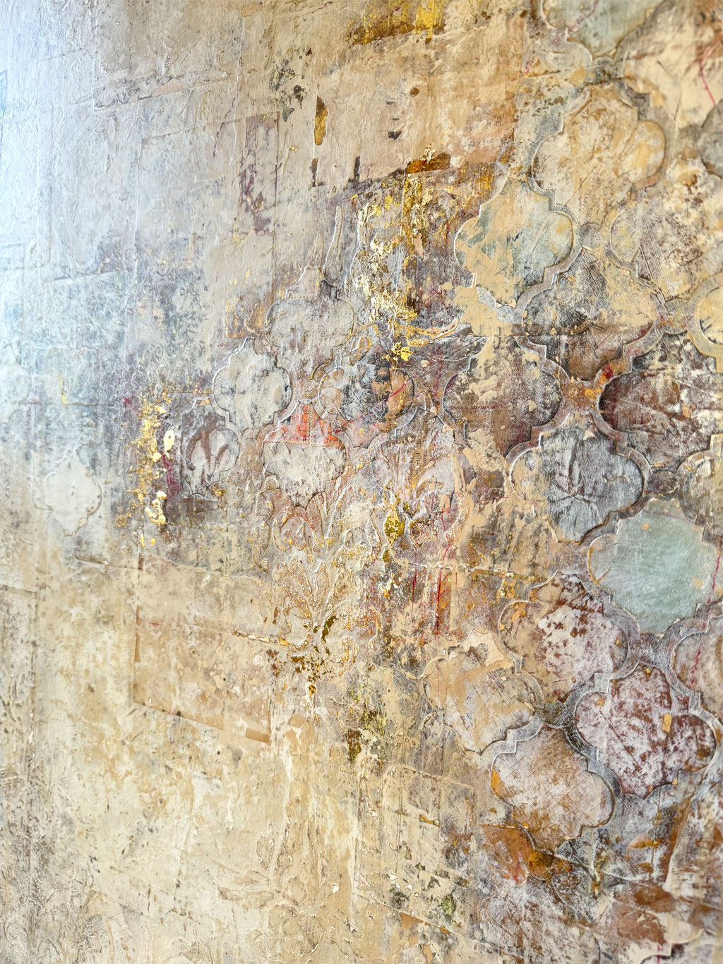 © Conni Altmann, Abstraktes Gemälde "Rather quiet", Mixed Media mit etwas Schlagmetall gold auf Sperrholz, ca. 80 x 100 x 2 cm, www.ateliertantetrulla.de
