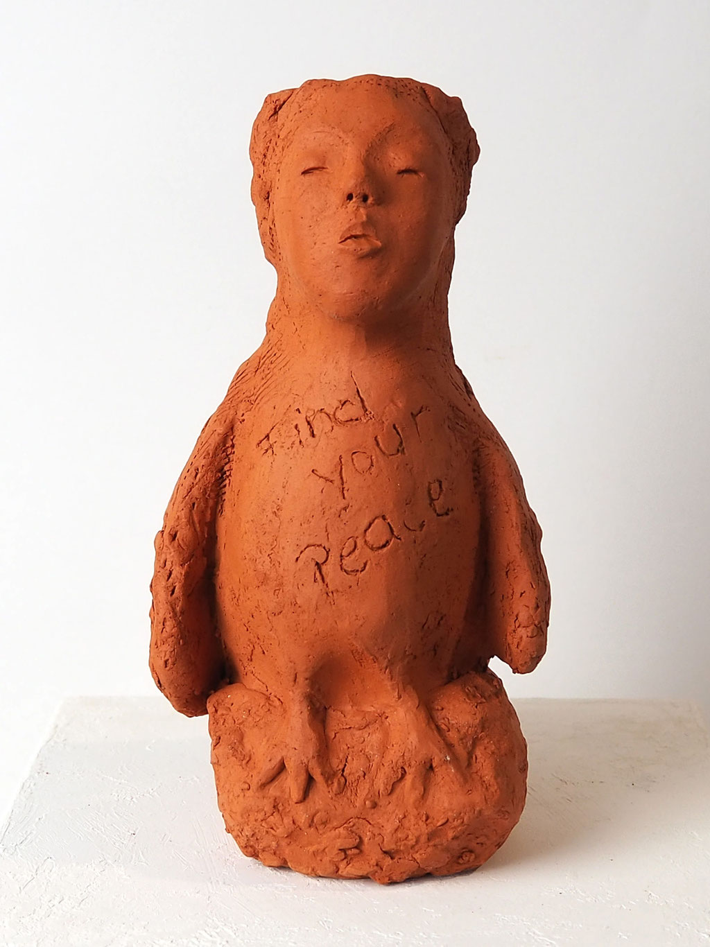 Skulptur aus rotem Ton