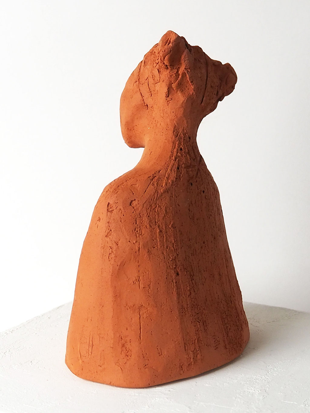 Skulptur Mädchen aus rotem Ton