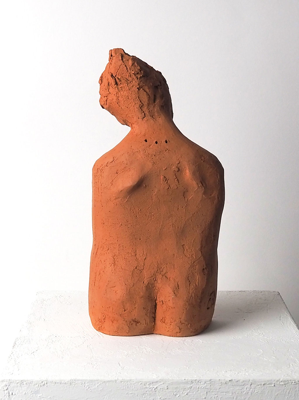 Skulptur Mädchen aus rotem Ton