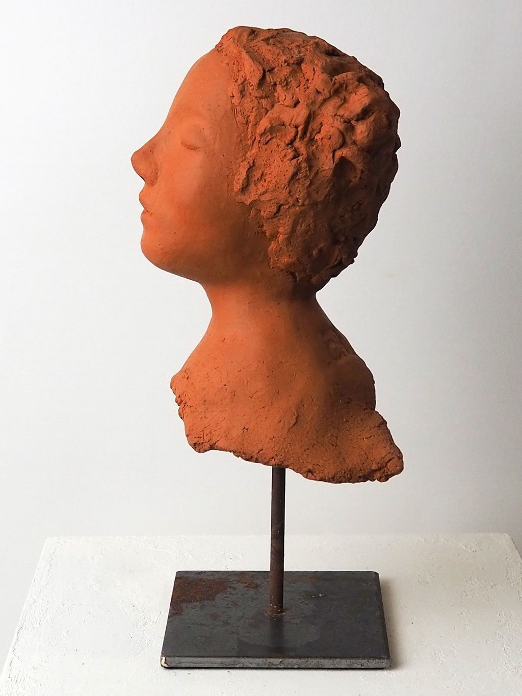 Keramikskulptur Gesicht aus rotem Ton