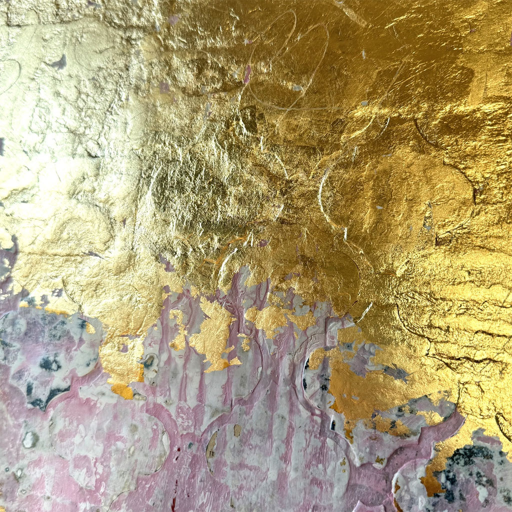 © Conni Altmann, Abstraktes Gemälde "Just beneath the surface", Mixed Media mit Schlagmetall gold auf Sperrholz, ca. 80 x 80 x 2 cm, www.ateliertantetrulla.de