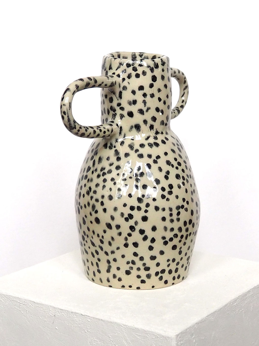Keramikvase mit überlangen Henkeln und vielen schwarzen Pünktchen