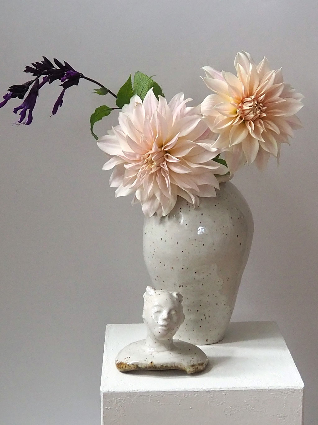 Keramikkunst Skulptur Vase Deckelgefäß mit Figur, Kunst von Conni Altmann