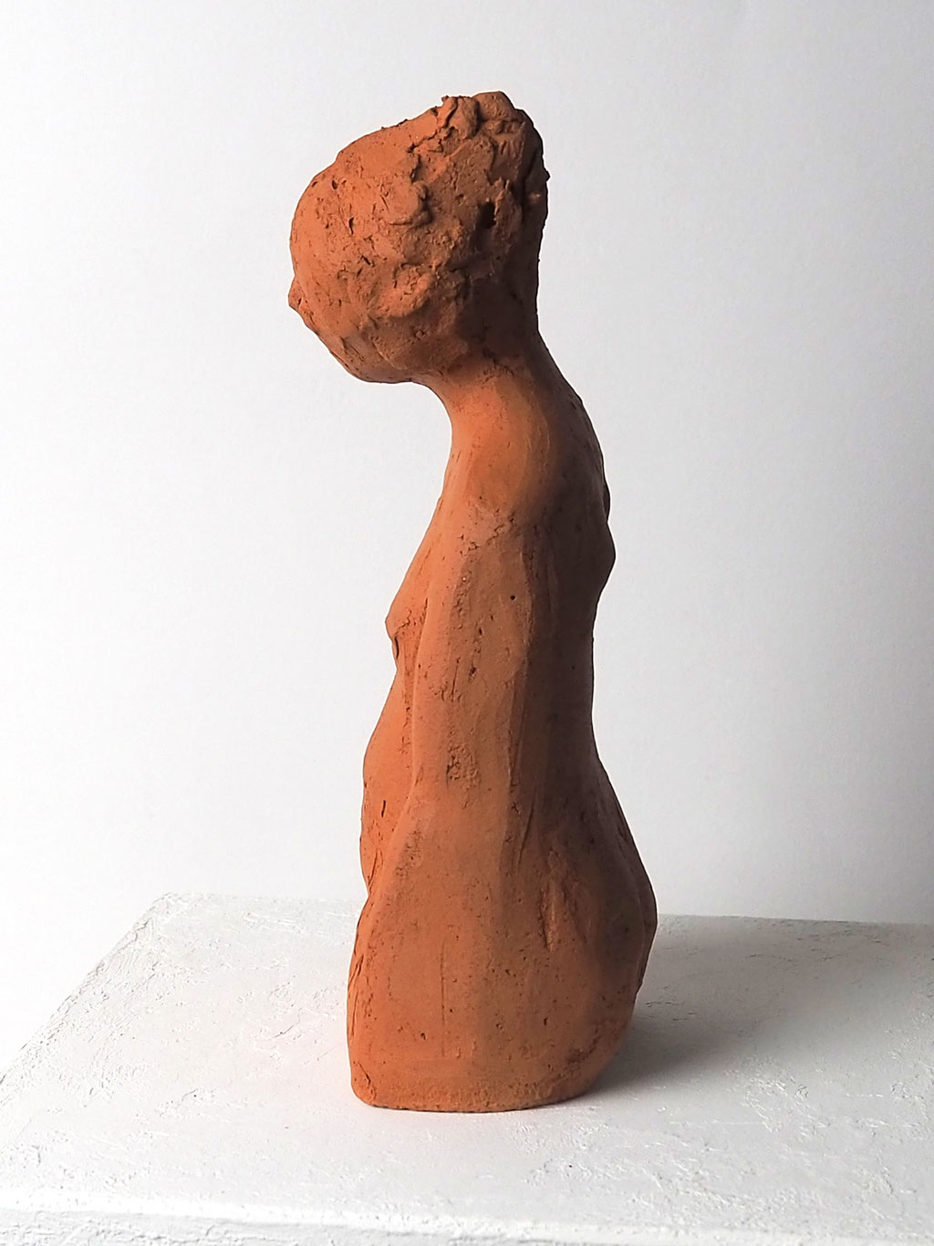 Skulptur Mädchen aus rotem Ton