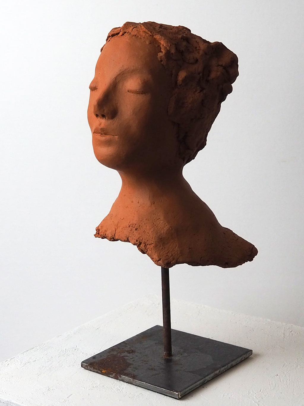 Keramikskulptur Gesicht aus rotem Ton