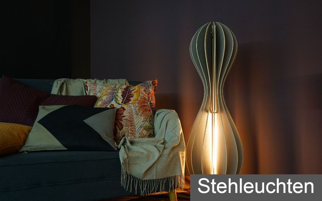 moderne Stehlampe aus Holz