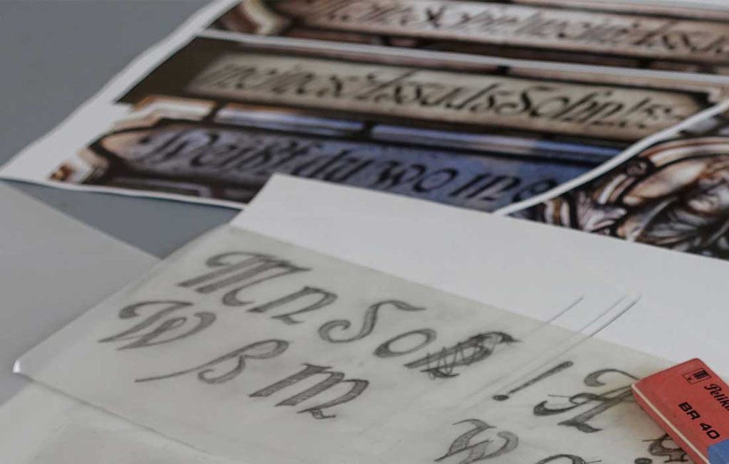 Entwicklung eines kompletten Alphabets auf Basis einer alten Haus Bemalung