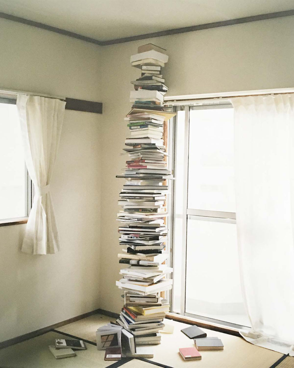 Books / Waterfall・20120-2020 ・Chromogenic print