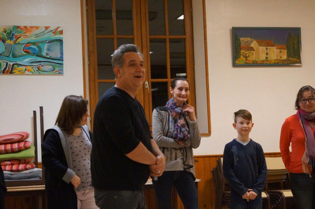 Au premier plan : Raphaël Dubois, l'un des comédiens de la compagnie Le Diable à 4 Pattes, dirige les ateliers du second épisode du feuilleton théâtral.