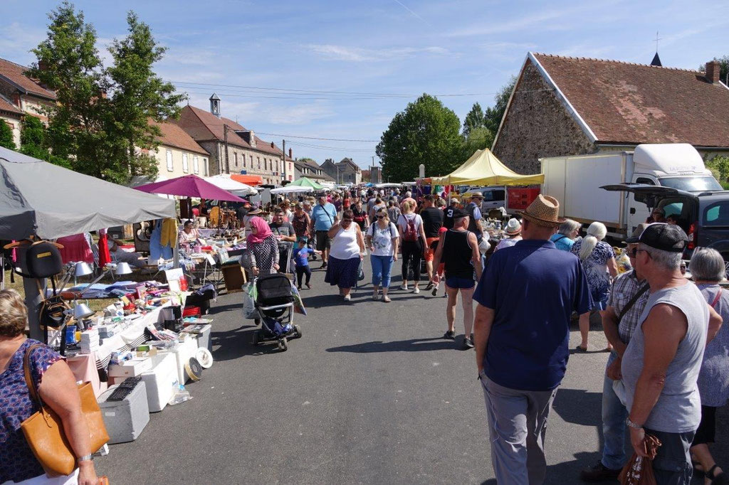 A Fromentières, la brocante se déroule au cœur du village.