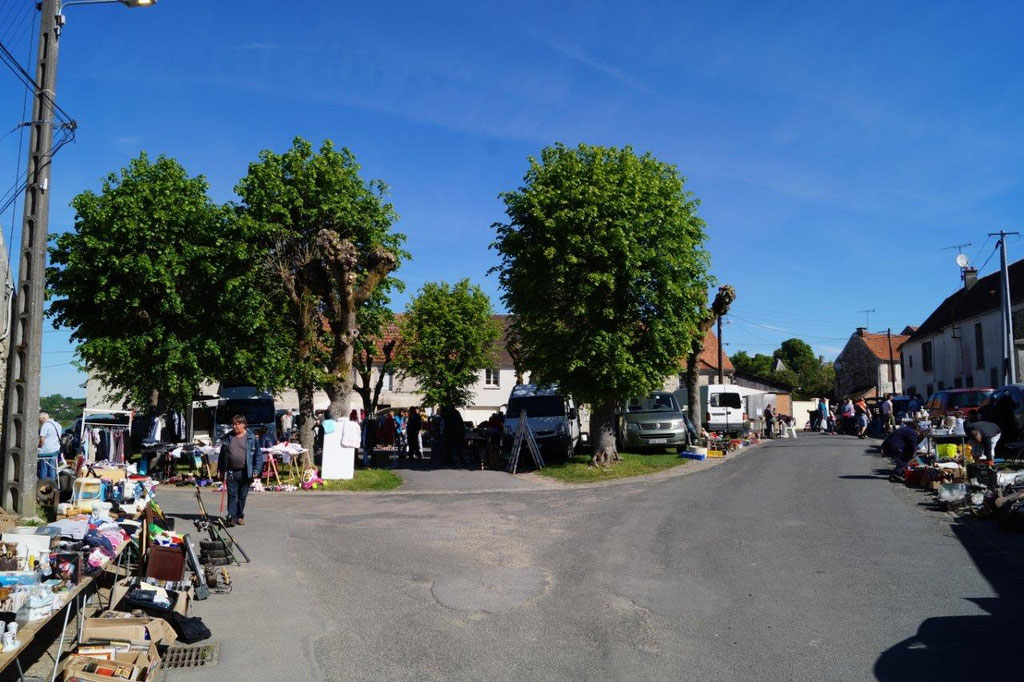 A Connigis, la brocante s'installe au coeur du bourg.
