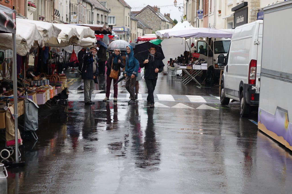 Camelots, commerçants et badauds ont maudit la pluie.