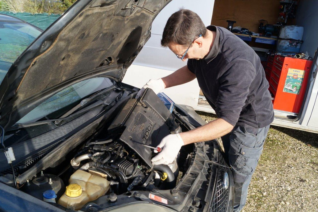 Xavier Quenault s'apprête à remplacer le filtre carburant sur une Ford diesel...