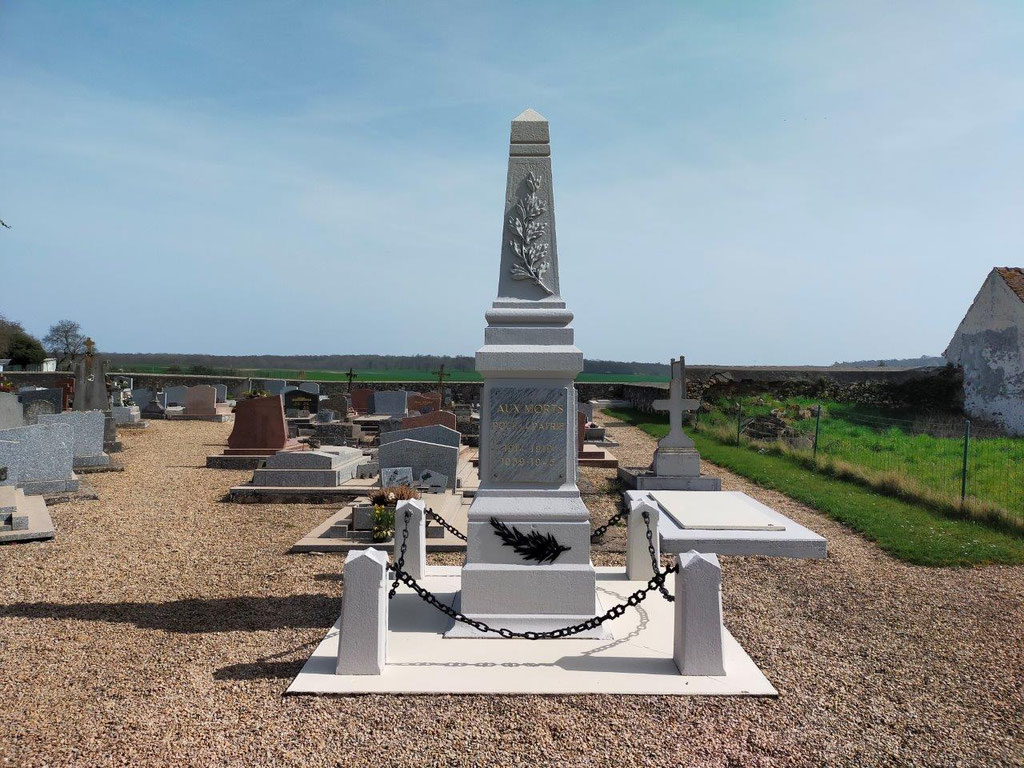 Le monument aux morts d'Artonges a subi un lifting. Magnifique.