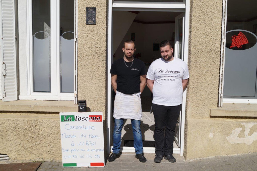 De gauche à droite : Anthony le pizzaïolo et Thomas le livreur.