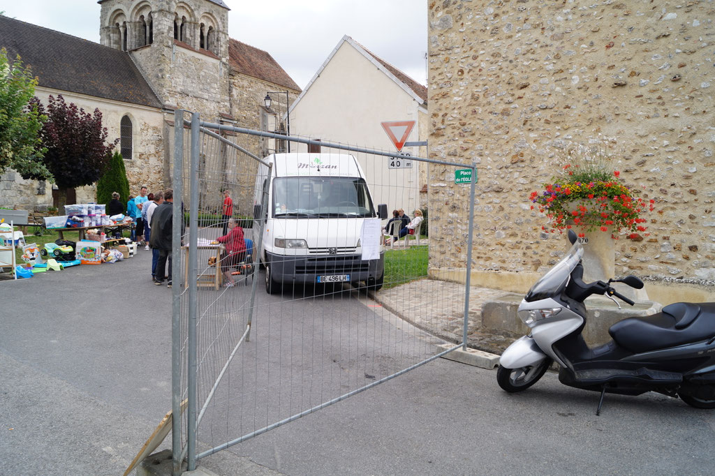 Etat d'urgence oblige, à Celles-lès-Condé, des grilles de chantier sécurisent l'accès principal au vide grenier.