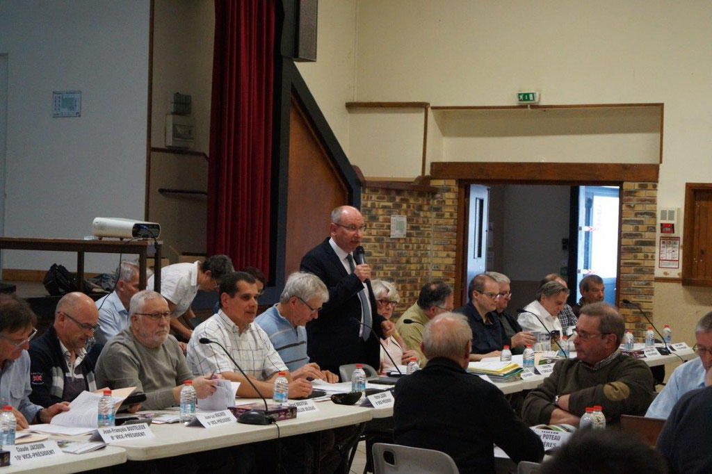 Debout : Etienne Haÿ, Président de la Communauté d'Agglomération de la Région de Château-Thierry.