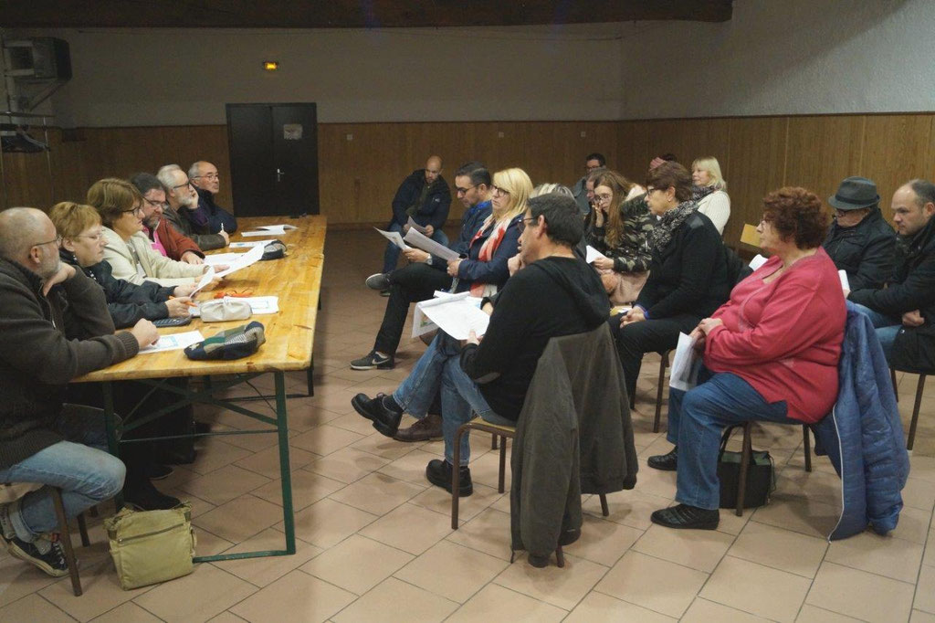 ...devant les adhérents de l'association, rassemblés dans la salle des fêtes de Saint-Eugène.