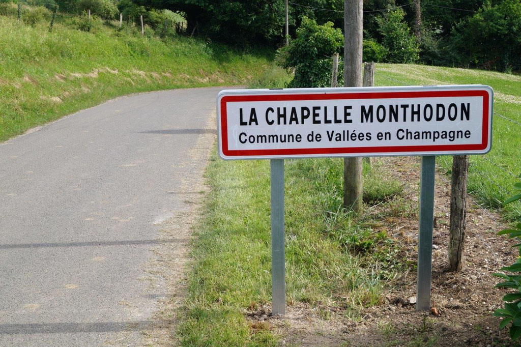 L'extrémité du panneau est pratiquement à l'aplomb du bord de la route communale.