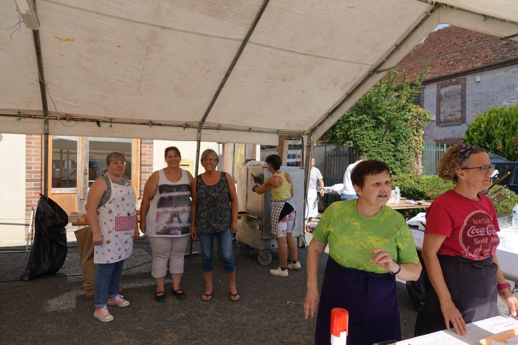Au second plan, à droite : Maria Henry, présidente du foyer rural La Grange Fromentine, avec les bénévoles en charge de la restauration.