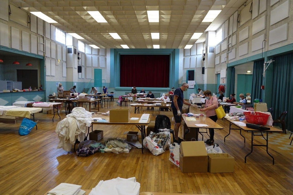 La salle des fêtes est devenue un atelier couture.