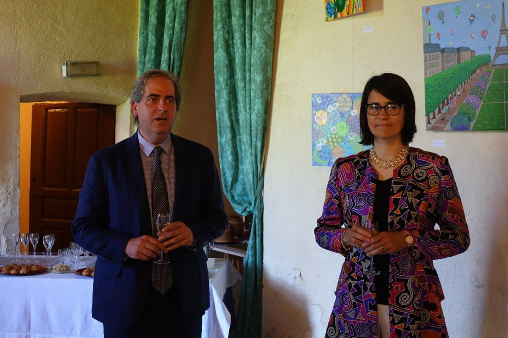 De gauche à droite : Aymeri de Rochefort et Florence de Bretagne accueillent les visiteurs lors du vernissage...